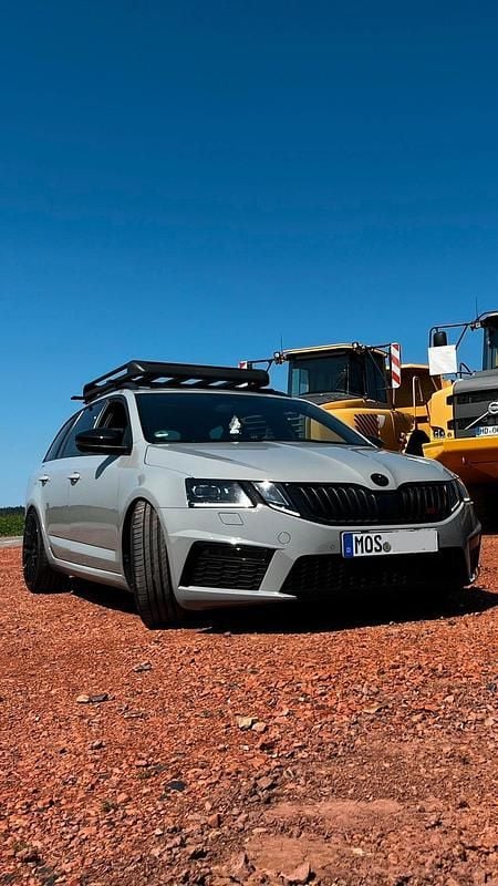 Grau Gebraucht 2019 Skoda Octavia RS Kombi | 22.500 € (Etwas zu teuer) - Bild 1/4