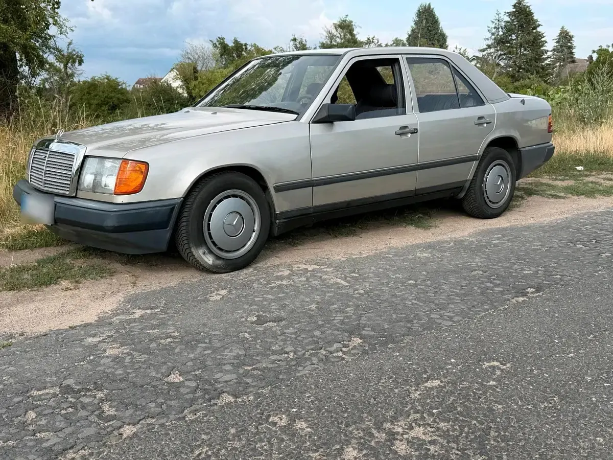 Gebraucht Mercedes E230 132 PS (97 kW) 1987 Grau Limousine