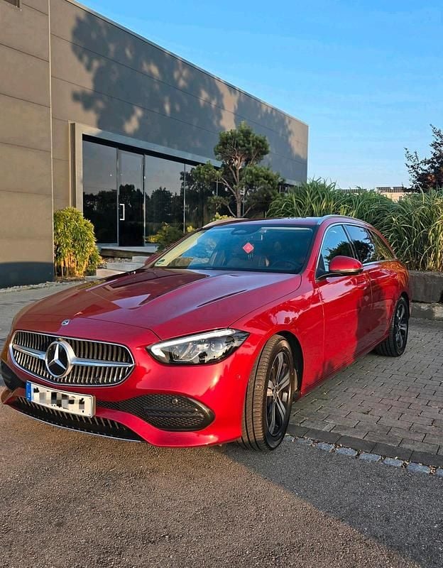 Rot Gebraucht 2022 Mercedes C200 Avantgarde Kombi | 29.900 € (Superpreis) - Bild 1/4