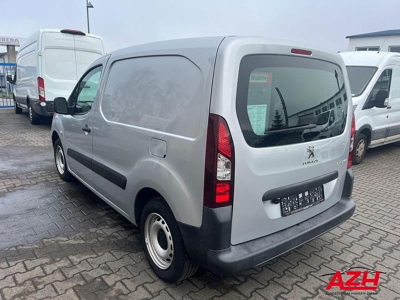 Gebraucht Peugeot Partner Premium 99 PS (72 kW) 2018 Lackierung aluminiumgrau/meta Van / Kleinbus