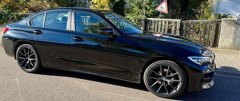 Schwarz Gebraucht 2022 BMW 318 Advantage Limousine | 19.500 € (Fairer Preis) - Bild 1/4