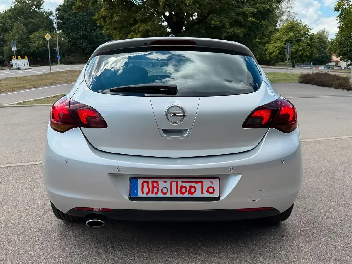 Gebraucht Opel Astra 140 PS (102 kW) 2011 Silber Limousine