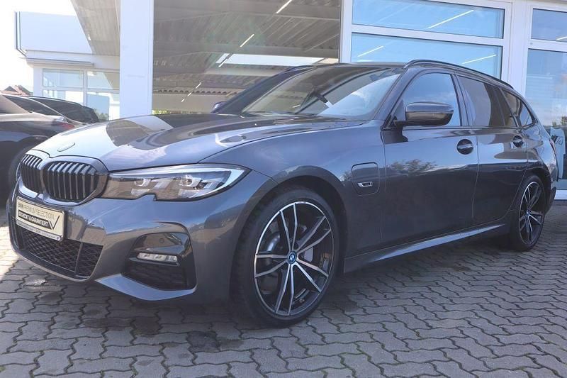 Mineralgrau Gebraucht 2022 BMW 330e M Sport Kombi | 31.990 € (Guter Preis) - Bild 1/4