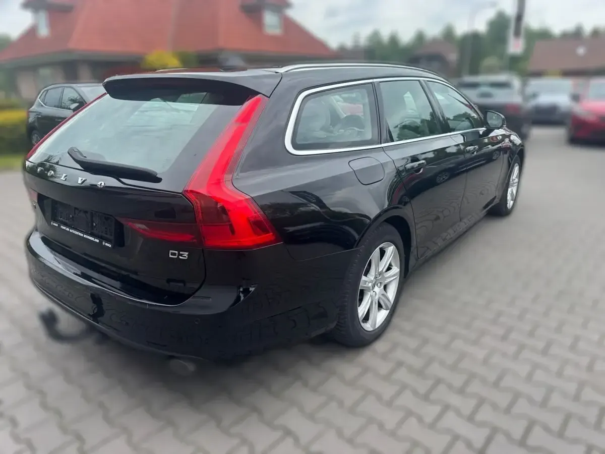Gebraucht Volvo V90 Momentum 150 PS (110 kW) 2019 Schwarz metallic Kombi