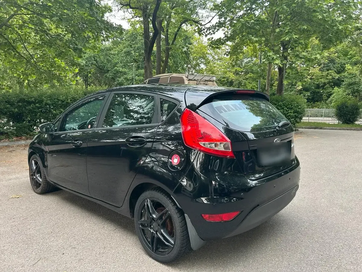 Gebraucht Ford Fiesta 90 PS (66 kW) 2012 Schwarz Kleinwagen