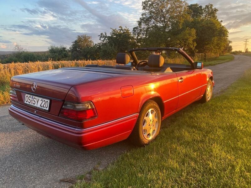 Rot Gebraucht 1995 Mercedes E220 Cabrio | 22.800 € - Bild 1/4