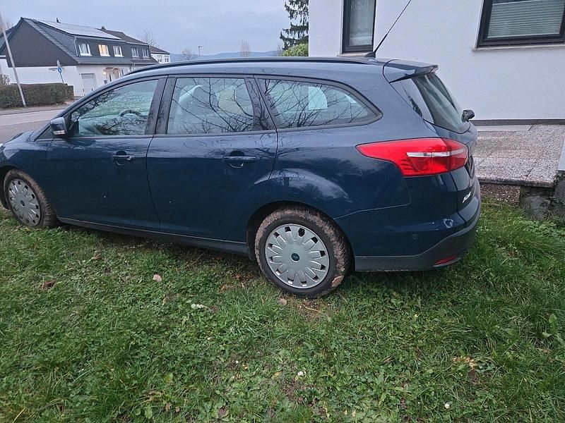 Gebraucht Ford Focus 95 PS (69 kW) 2016 Blau Kombi