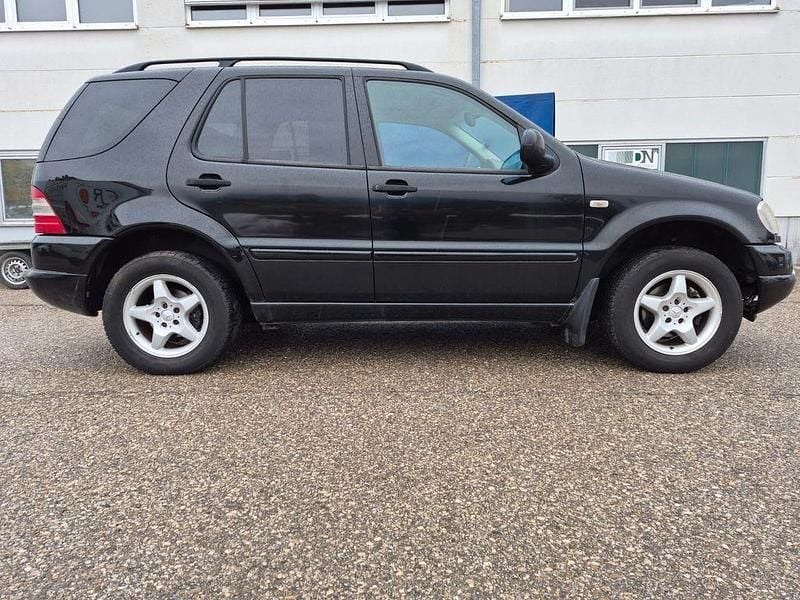Gebraucht Mercedes ML320 218 PS (160 kW) 1999 Schwarz SUV