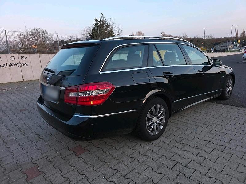 Gebraucht Mercedes E220 170 PS (125 kW) 2011 Schwarz Limousine