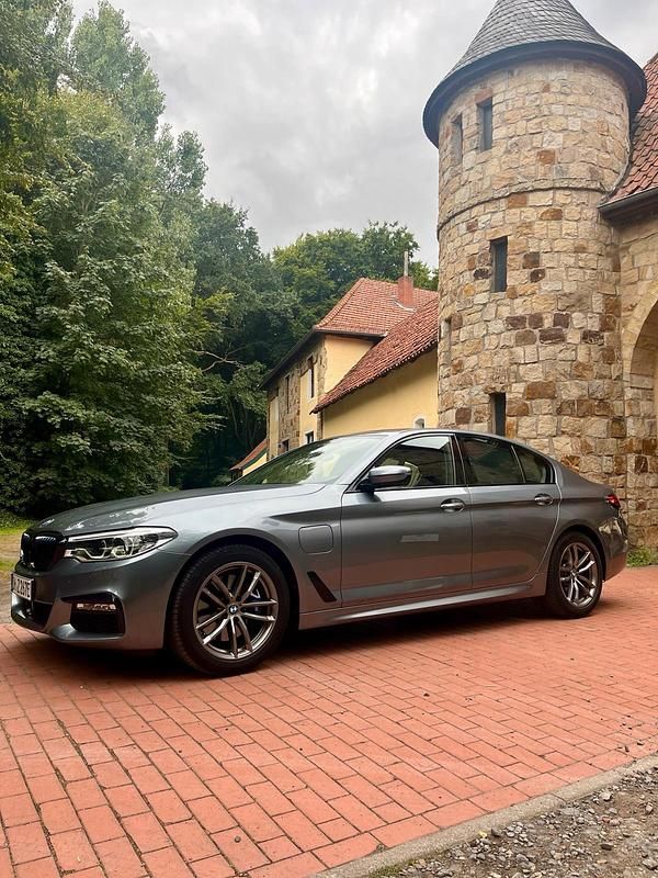 Grau Gebraucht 2018 BMW 530e M Sport Limousine | 26.800 € (Etwas zu teuer) - Bild 1/4