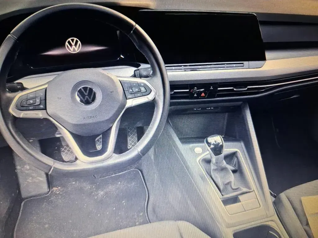 Gebraucht VW Golf VIII Life 131 PS (96 kW) 2023 Deep black perleffekt Kombi