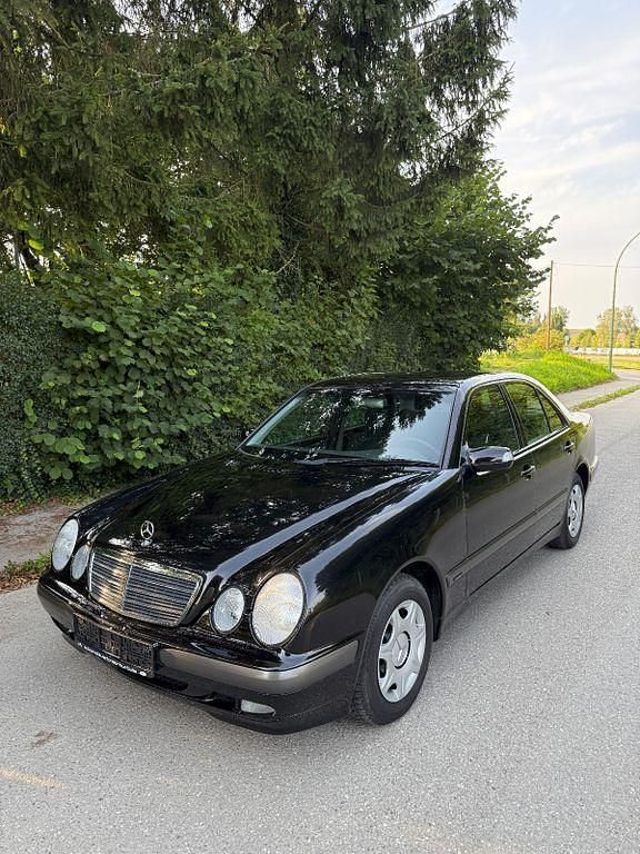 Schwarz Gebraucht 1999 Mercedes E200 Classic Limousine | 14.990 € - Bild 1/4