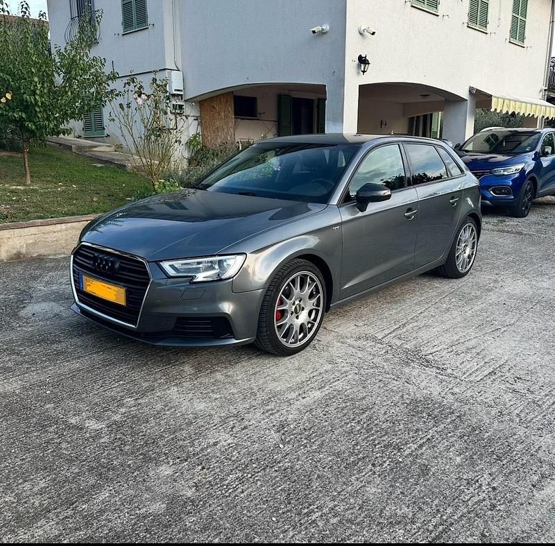 Grau Gebraucht 2018 Audi A3 Sportback Sport Kleinwagen | 15.800 € (Fairer Preis) - Bild 1/4