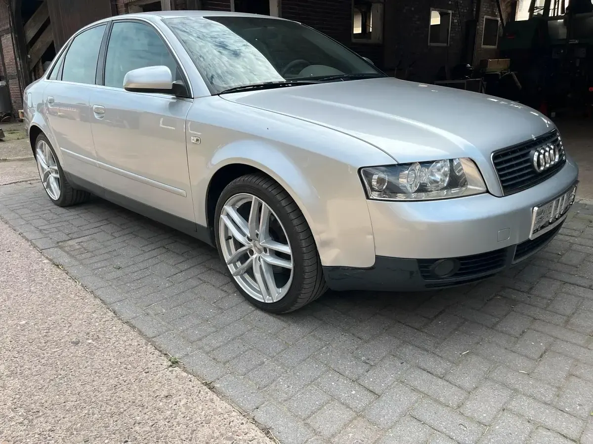 Gebraucht Audi A4 130 PS (95 kW) 2000 Silber Limousine