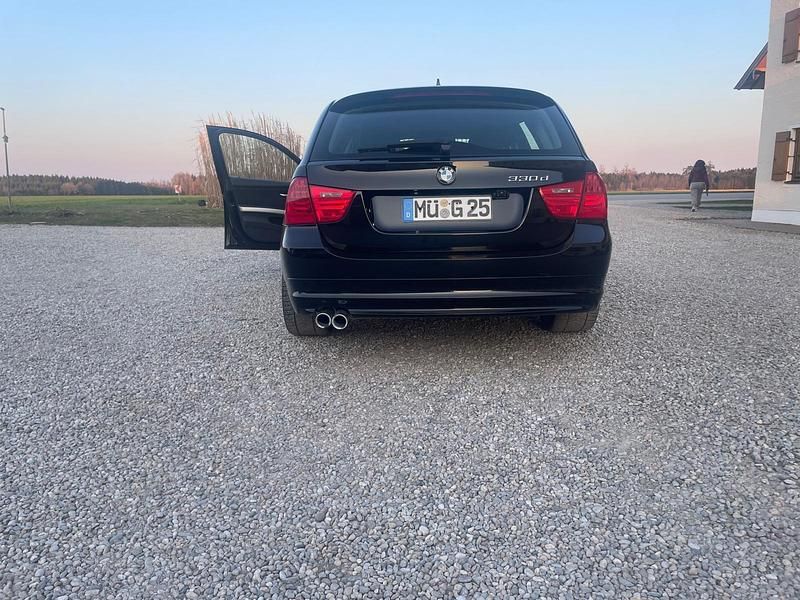 Gebraucht BMW 330 245 PS (180 kW) 2010 Schwarz Kombi
