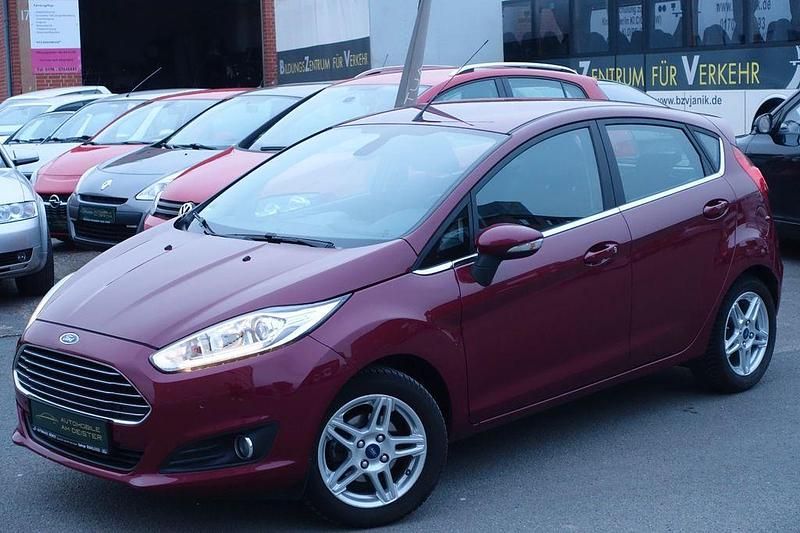 Gebraucht Ford Fiesta Titanium 80 PS (58 kW) 2014 Rot Kleinwagen