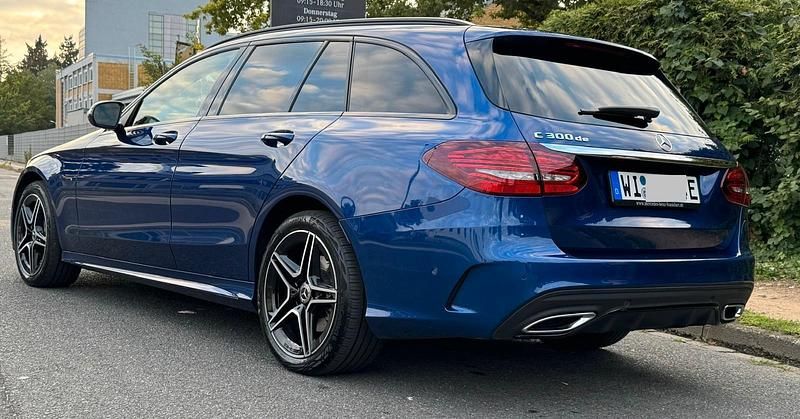 Blau Gebraucht 2021 Mercedes C300e AMG line Kombi | 29.000 € (Superpreis) - Bild 1/4