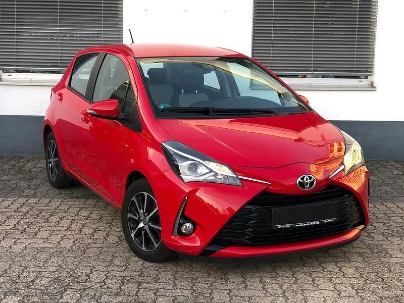 Rot Gebraucht 2018 Toyota Yaris Limousine | 11.990 € (Fairer Preis) - Bild 1/4