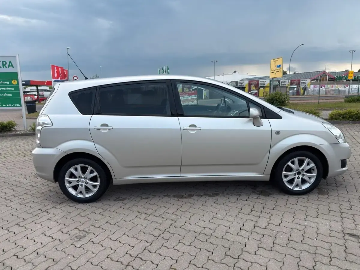 Gebraucht Toyota Corolla Verso 129 PS (94 kW) 2009 Grau Van / Kleinbus