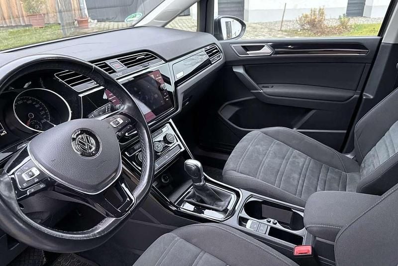 Gebraucht VW Touran Highline 150 PS (110 kW) 2017 Grau Van / Kleinbus