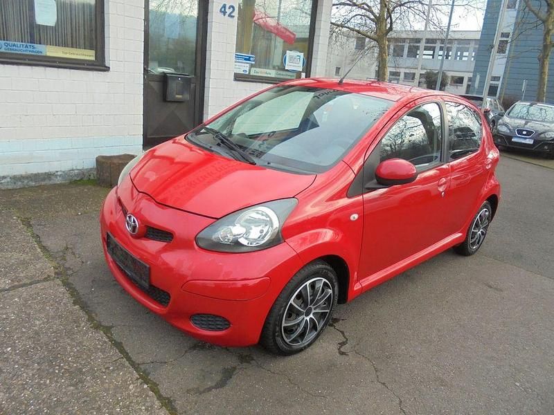 Rot Gebraucht 2009 Toyota Aygo Cool Kleinwagen | 1.950 € (Guter Preis) - Bild 1/4