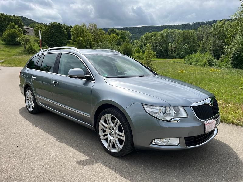 Silber Gebraucht 2011 Skoda Superb Elegance Kombi | 6.700 € (Fairer Preis) - Bild 1/4