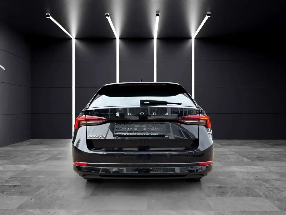 Gebraucht Skoda Octavia Ambition 150 PS (110 kW) 2023 Schwarzmagic perleffekt Kombi