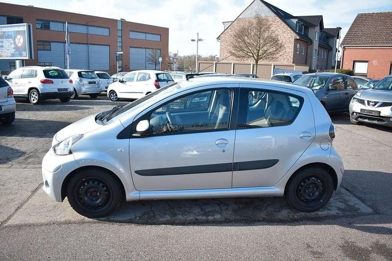 Gebraucht Toyota Aygo Cool 68 PS (50 kW) 2014 Silber Kleinwagen