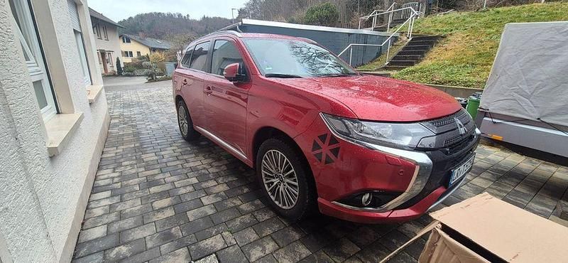 Second-hand Mitsubishi Outlander P-HEV 203 CP (149 kW) 2015 Roșu SUV