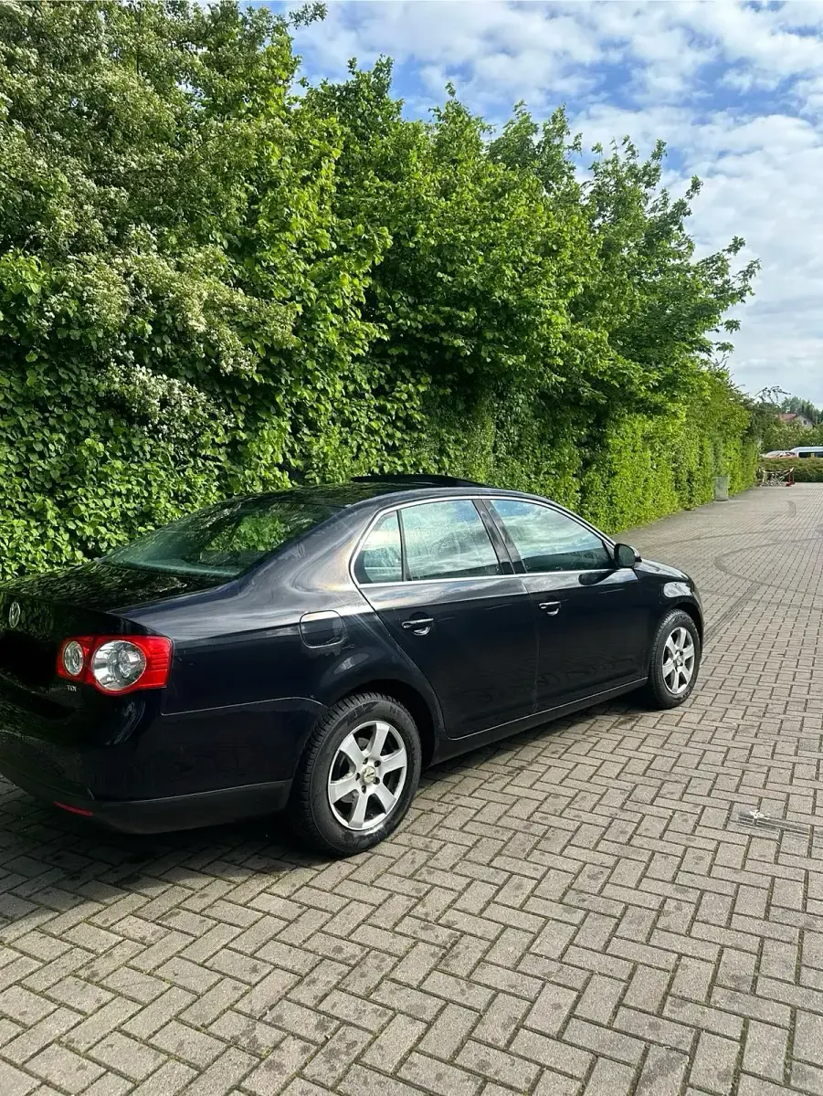 Gebraucht VW Jetta 105 PS (77 kW) 2008 Schwarz Limousine