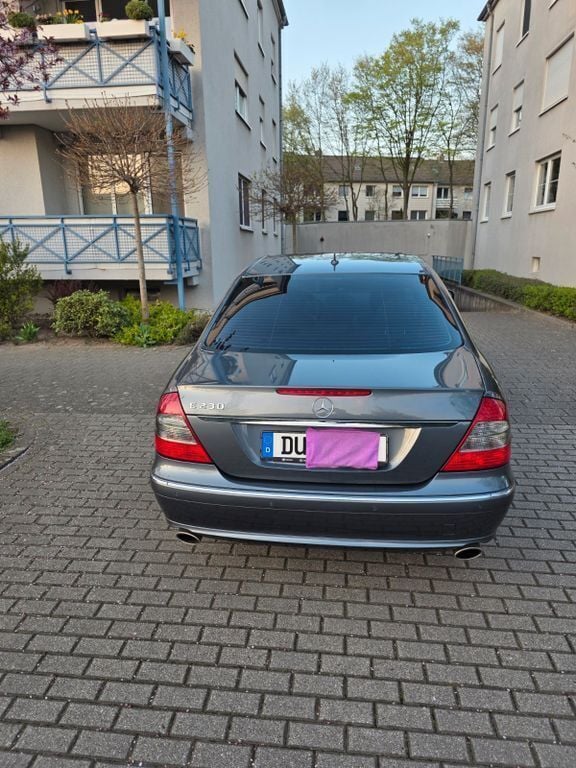Grau Gebraucht 2008 Mercedes E230 Avantgarde Limousine | 9.000 € - Bild 1/4