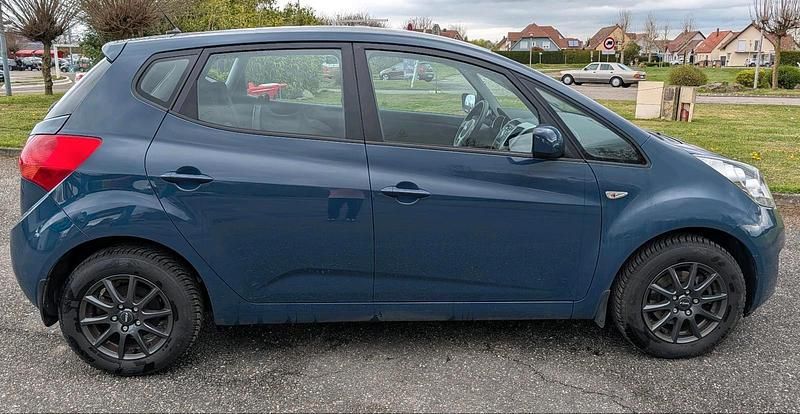 Gebraucht Kia Venga 90 PS (66 kW) 2012 Blau Kleinwagen