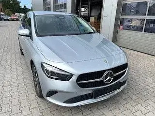 Gebraucht Mercedes B220 190 PS (139 kW) 2024 Silber Kleinwagen