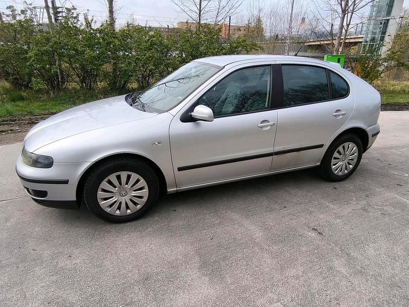 Grau Gebraucht 2001 Seat Leon Limousine | 595 € (Guter Preis) - Bild 1/4