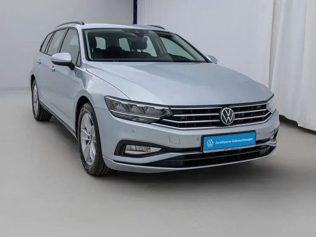 Gebraucht VW Passat Basis 150 PS (110 kW) 2023 Silber Kombi