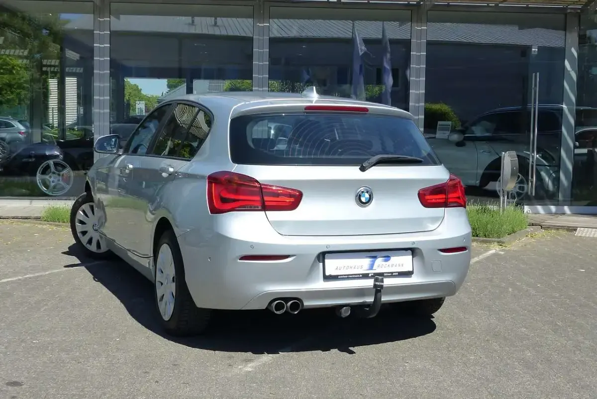 Gebraucht BMW 120 Advantage 184 PS (135 kW) 2018 Glaciersilber metallic Kleinwagen