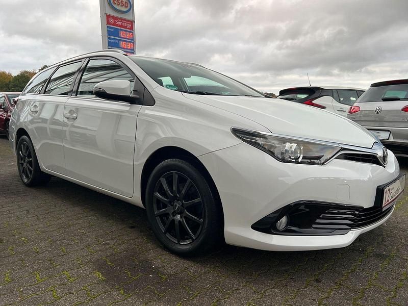 Weiß Gebraucht 2016 Toyota Auris Touring Sports Edition-S Kombi | 11.499 € (Fairer Preis) - Bild 1/4
