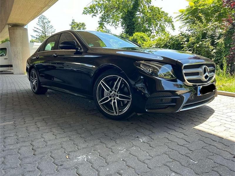 Schwarz Gebraucht 2017 Mercedes E220 AMG line Limousine | 26.500 € (Fairer Preis) - Bild 1/4