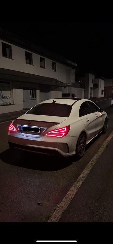 Weiß Gebraucht 2015 Mercedes CLA180 AMG line Limousine | 17.999 € (Fairer Preis) - Bild 1/4