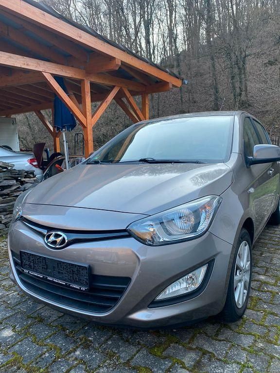 Gebraucht Hyundai i20 Classic 86 PS (63 kW) 2013 Braun Kleinwagen