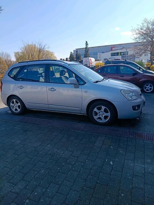 Gebraucht Kia Carens 140 PS (102 kW) 2009 Silber Van / Kleinbus