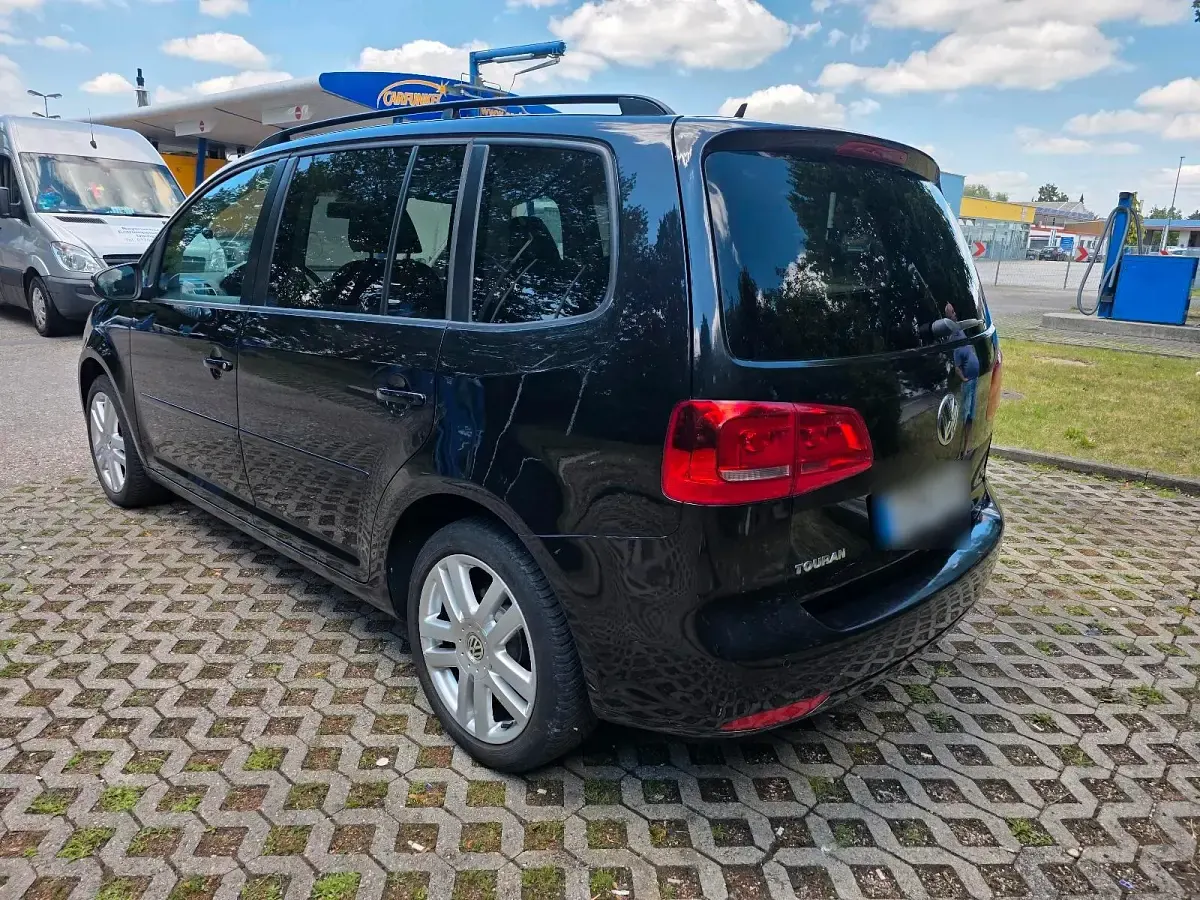 Gebraucht VW Touran 105 PS (77 kW) 2011 Schwarz Van / Kleinbus