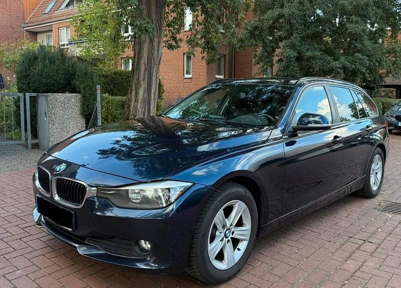 Blau Gebraucht 2014 BMW 318 Kombi | 7.800 € (Fairer Preis) - Bild 1/4