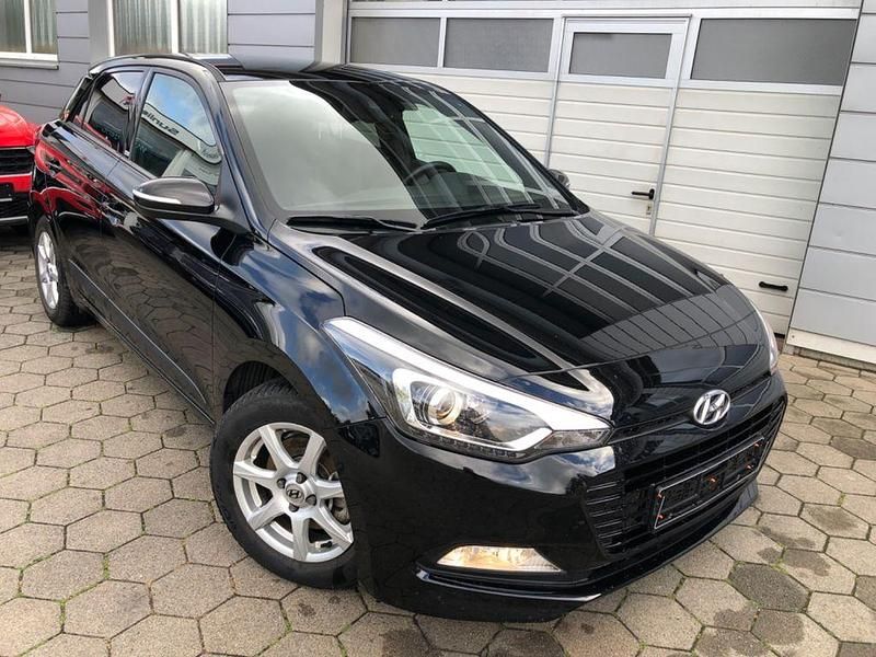 Schwarz Gebraucht 2016 Hyundai i20 Passion Limousine | 11.300 € (Fairer Preis) - Bild 1/4