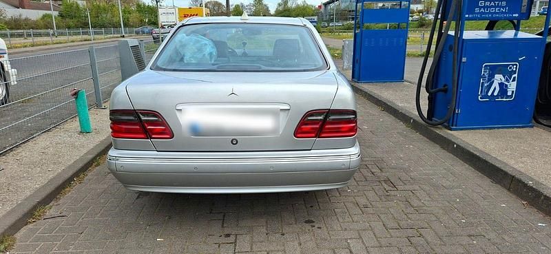 Gebraucht Mercedes E320 Avantgarde 197 PS (144 kW) 2002 Silber Limousine