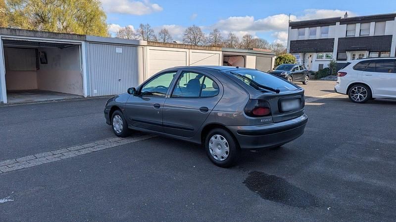 Gebraucht Renault Mégane 90 PS (66 kW) 1997 Grau Limousine