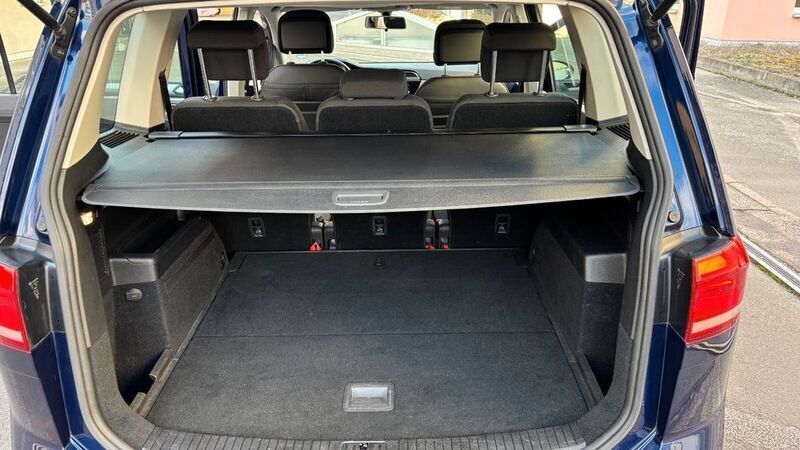 Schwarz Gebraucht 2019 VW Touran Comfortline Van / Kleinbus | 20.700 € (Guter Preis) - Bild 1/4