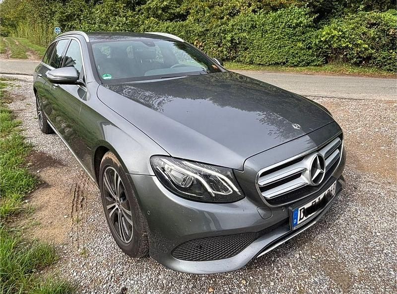 Grau Gebraucht 2018 Mercedes E200 Limousine | 17.000 € (Superpreis) - Bild 1/4