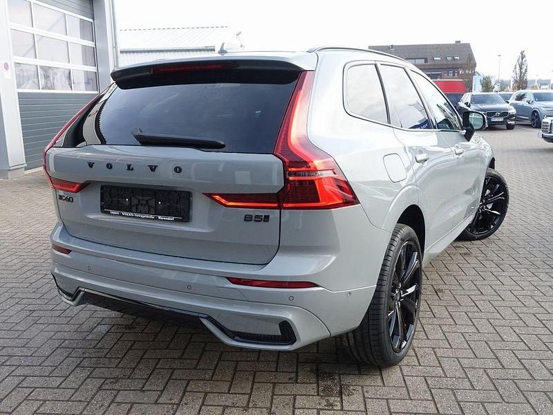 Neu Volvo XC60 Plus 250 PS (183 kW) 2026 Grau SUV