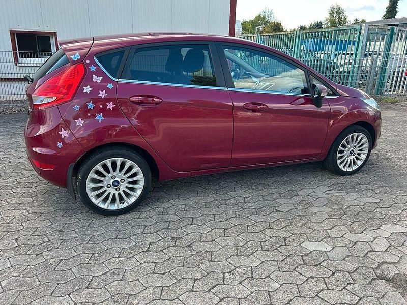 Gebraucht Ford Fiesta 60 PS (44 kW) 2012 Rot Kleinwagen